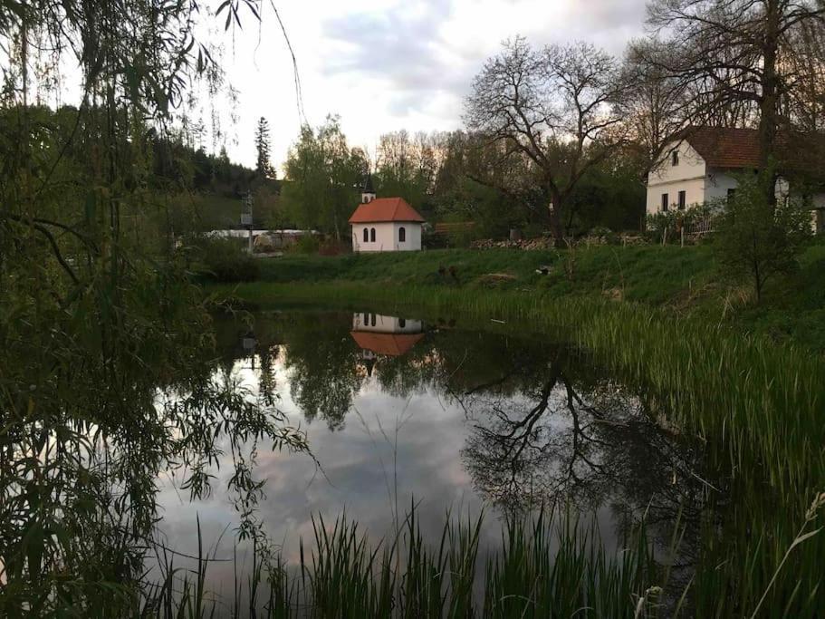 127 Let Stara Chalupa Se Spanim Na Peci A Finskou Saunou Jistebnice ภายนอก รูปภาพ